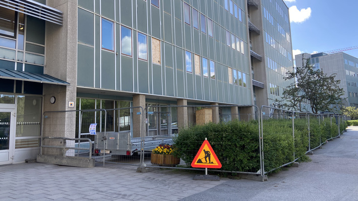 Avspärrning för grävarbeten vid byggnad 40, Danderyds sjukhus.
