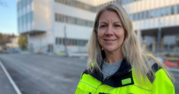 Marina Sjöström utanför den nya vårdbyggnaden vid Danderyds sjukhus.