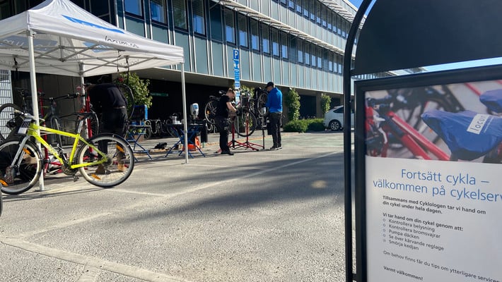 Gatupratare och tält med cykelservice under vid cykeldag, Danderyds sjukhus 2024.