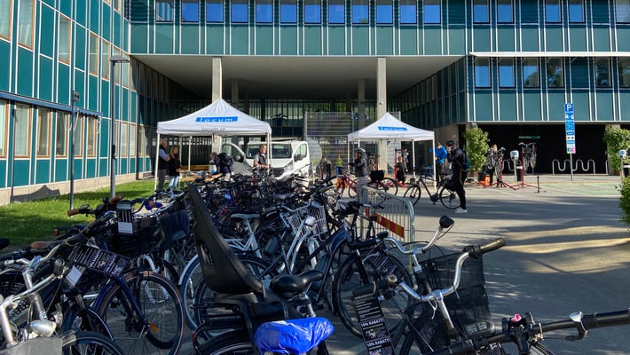 Tält med Locumlogga, cykelmekaniker och personer under cykeldag vid Danderyds sjukhus 2024.