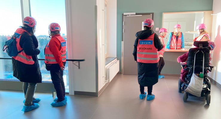 Locums samverkansråd för fysisk tillgänglighet på studiebesök i den nya vårdbyggnaden i Danderyd.