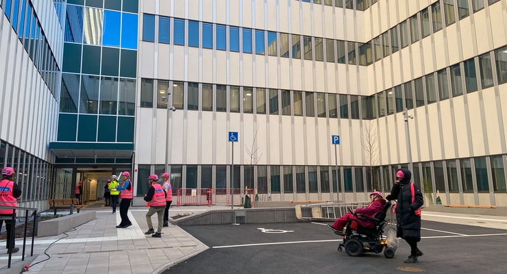 Locums samverkansråd för fysisk tillgänglighet på studiebesök i den nya vårdbyggnaden i Danderyd.