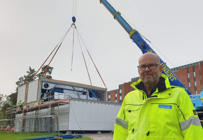 Hans-Göran Tranberg står vid de mobila operationsmodulerna som sätts på plats.