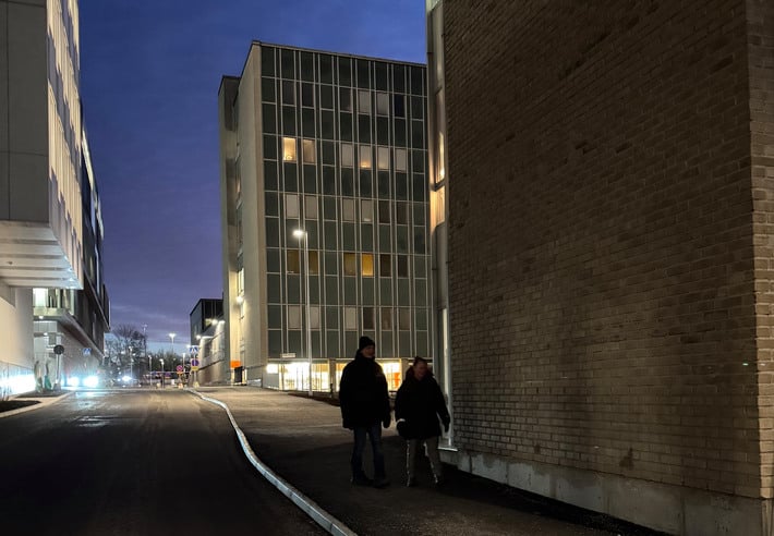 Utomhusmiljö vid Danderyds sjukhus under trygghetsrondering i mörkret.