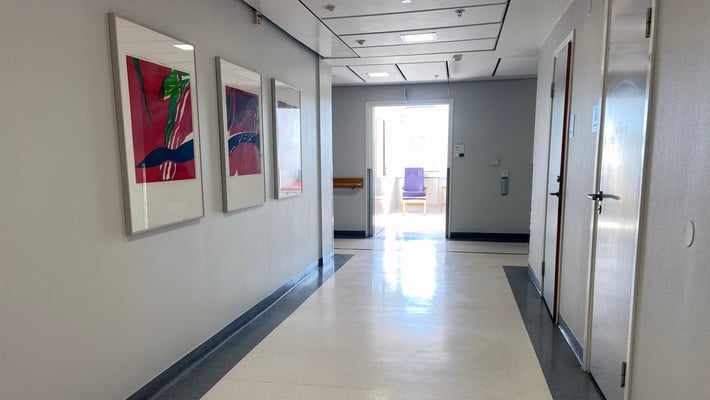Korridor i reumatologens nyrenoverade lokaler vid Danderyds sjukhus.