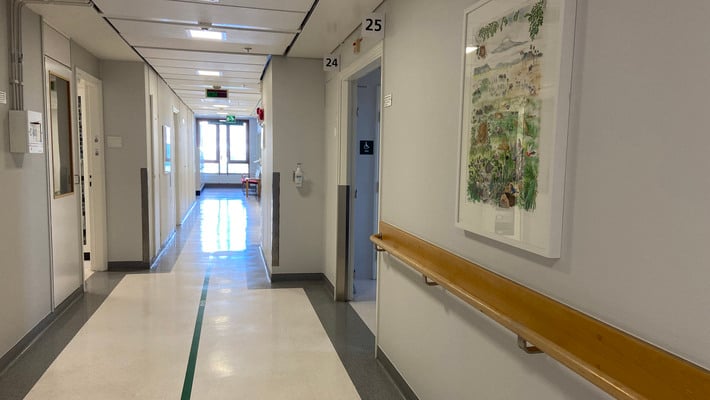 Korridor i reumatologens nyrenoverade lokaler vid Danderyds sjukhus.