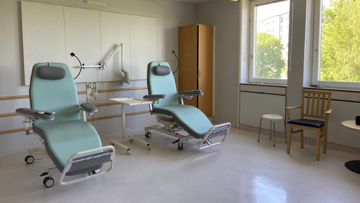 Behandlingsrum med fällbara stolar på reumatologen vid Danderyds sjukhus.