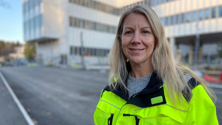 Marina Sjöström vid den nya vårdbyggnaden, by61, vid Danderyds sjukhus.