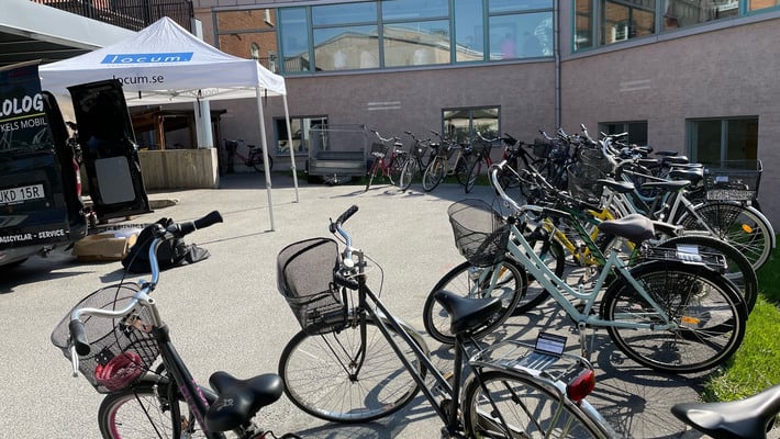 Cyklar utomhus under cykelservice vid Norrtälje sjukhus.