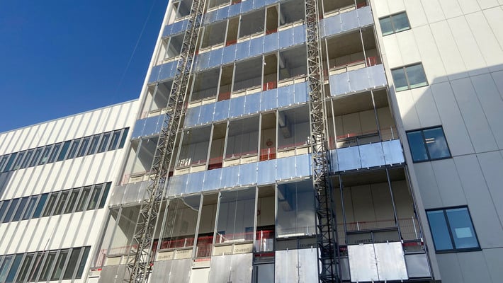 Arbete med balkonger på ny vårdbyggnad vid Danderyds sjukhus.