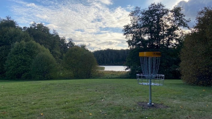 Korg på discgolfbana med utsikt mot Edsviken vid Danderyds sjukhus.