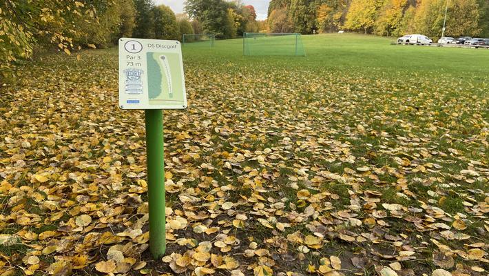 Skylt vid start för discgolfbana vid Danderyds sjukhus.