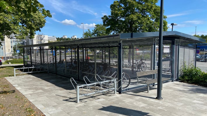 Inhägnad cykelparkering vid Danderyds sjukhus.