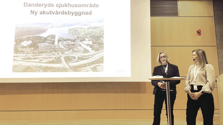 Christina Lorentzen och Sara Hultberg berättar om akutvårdsbyggnaden under Forum Vårdbyggnads höstkonferens.