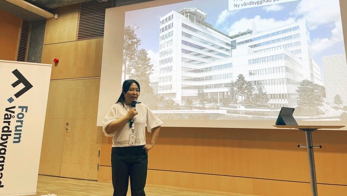 Vicky Lau talar på scenen under Forum Vårdbyggnads höstkonferens 2024.