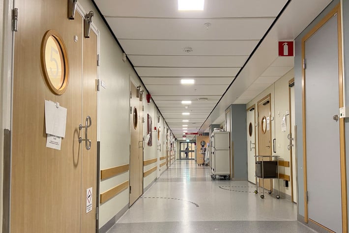 Korridor led LED-belysning i taket på kvinnokliniken, Danderyd.