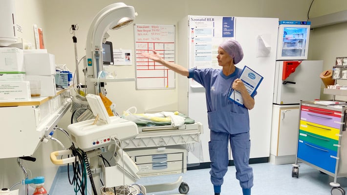 Suzi Korser Borg på kvinnokliniken, Danderyds sjukhus, vid ett värmebord för nyfödda.