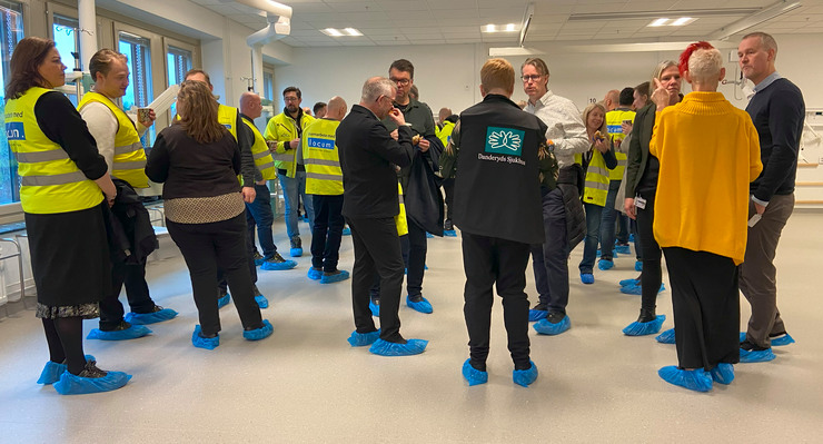 Fika och mingel under nyckelöverlämningen till ny vårdbyggnad vid Danderyds sjukhus.