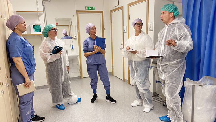 Medarbetare på Kvinnokliniken på Danderyds sjukhus har samlats i ett undersökningsrum.